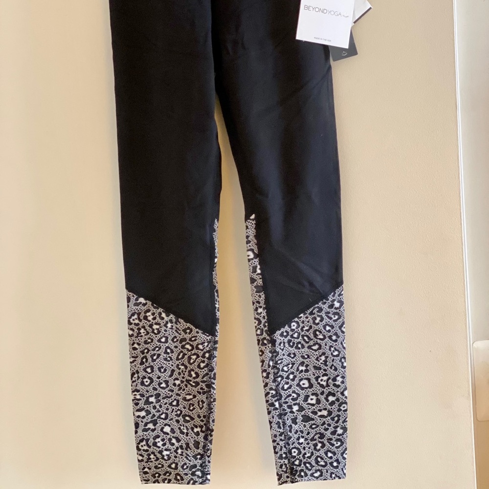 Beyond Yoga Back Me Up Leggings. NWT